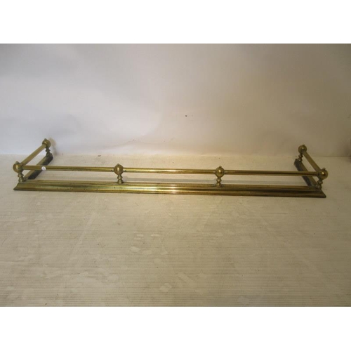 19 - Victorian brass rail fender. W. 148cm approx.