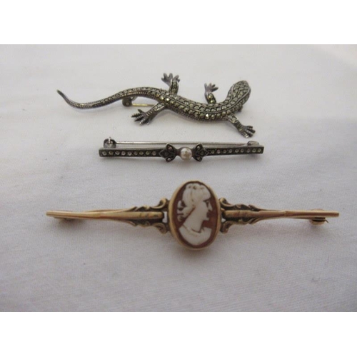 192 - 9ct gold cameo brooch, a silver bar brooch and a brooch in the form of a lizzard, stamped Sterling.