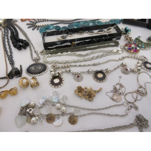 198 - Large quantity of costume jewellery.