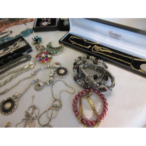 198 - Large quantity of costume jewellery.