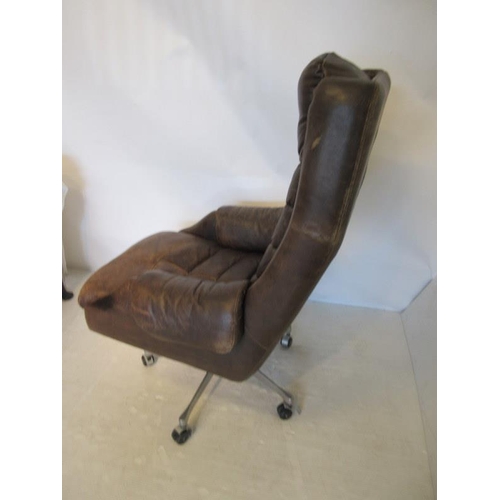 65 - A good leather upholstered swivel office chair.