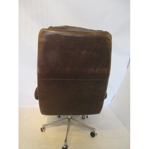 65 - A good leather upholstered swivel office chair.