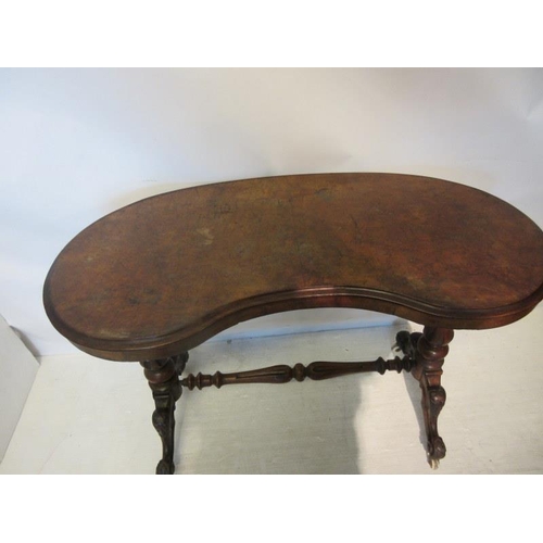 77 - A Victorian walnut kidney shaped drawing room table raised on twin column supports with cross stretc... 