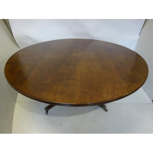 130 - A large Georgian mahogany circular dining room table on centre pod support with brass toe castors. 
... 