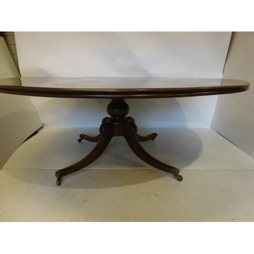 130 - A large Georgian mahogany circular dining room table on centre pod support with brass toe castors. 
... 