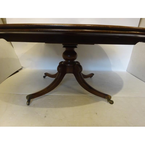 130 - A large Georgian mahogany circular dining room table on centre pod support with brass toe castors. 
... 