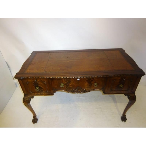 140 - A fine Edwardian mahogany desk, the shaped rectangular top having tooled leather inset, fitted with ... 