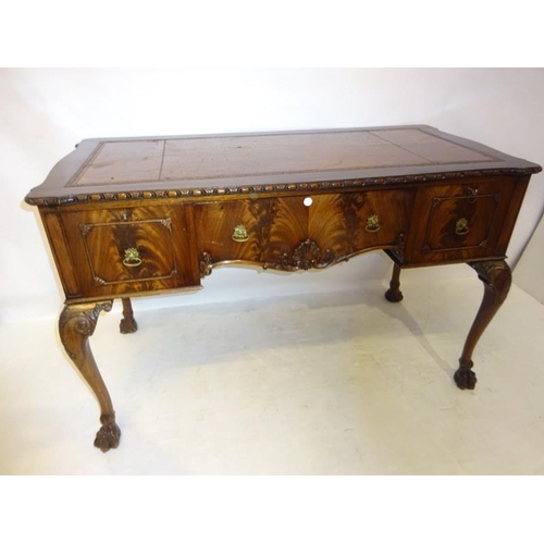 140 - A fine Edwardian mahogany desk, the shaped rectangular top having tooled leather inset, fitted with ... 