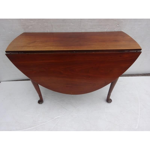 22 - Part mahogany drop leaf table, low bench and a stool. (3)