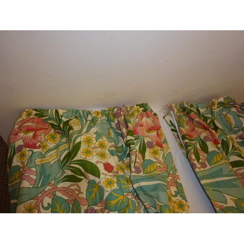 275 - A pair of good quality curtains. Width 280cm, length 215cm approx.