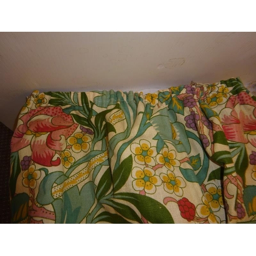 275 - A pair of good quality curtains. Width 280cm, length 215cm approx.