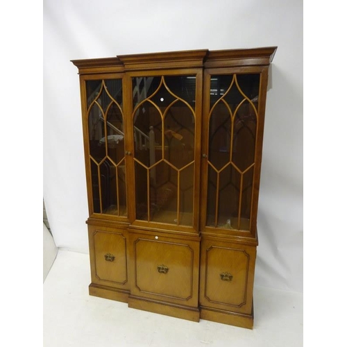 45 - R-Way Furniture, Wisconsin - A mahogany breakfront bookcase of neat proportions, the upper section h... 