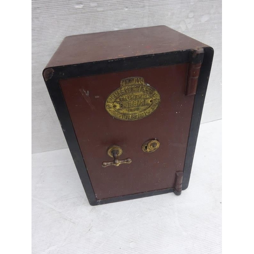 64 - Old metal safe and key. H. 62cm, W. 44cm, D. 38cm approx.