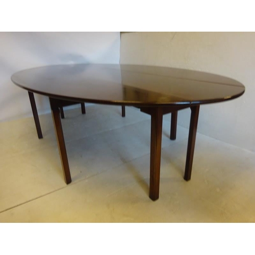 102 - Fine mahogany hunt table raised on square legs. Length 9ft, width fully opened 5ft 2