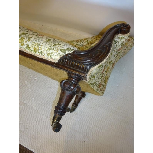 125 - Good quality neat sized Victorian mahogany framed chaise lounge.