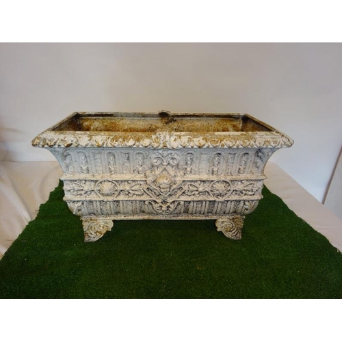 200 - A good Victorian cast iron garden planter raised on shaped feet. W. 60cm H. 40cm D. 30cm approx.