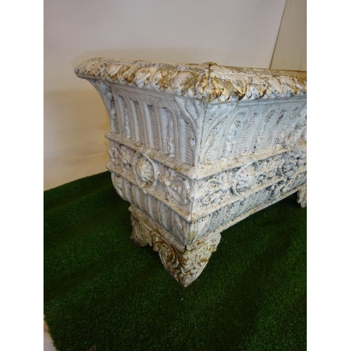 200 - A good Victorian cast iron garden planter raised on shaped feet. W. 60cm H. 40cm D. 30cm approx.