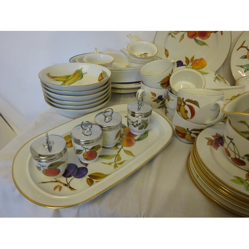 259 - Large collection of Royal Worcester Evesham chinaware approx 101 pieces.