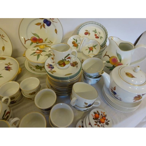 259 - Large collection of Royal Worcester Evesham chinaware approx 101 pieces.