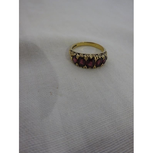 274 - 9ct gold garnet ring. Size O.