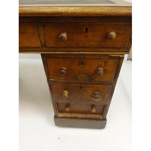 287 - Victorian mahogany pedestal desk fitted with nine drawers. 122cm x 60cm approx.