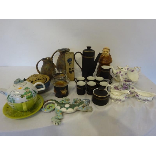 32 - Mixed lot of chinaware and pottery - coffee set, etc.