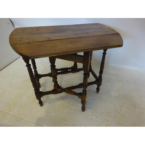 41 - Early antique oak drop leaf table raised on turned legs with cross stretchers. L. 86cm closed, 107cm... 