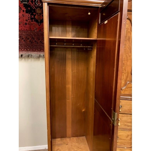 113 - An excellent quality Edwardian inlaid mahogany wardrobe having mirror and cupboard doors, shaped dra... 