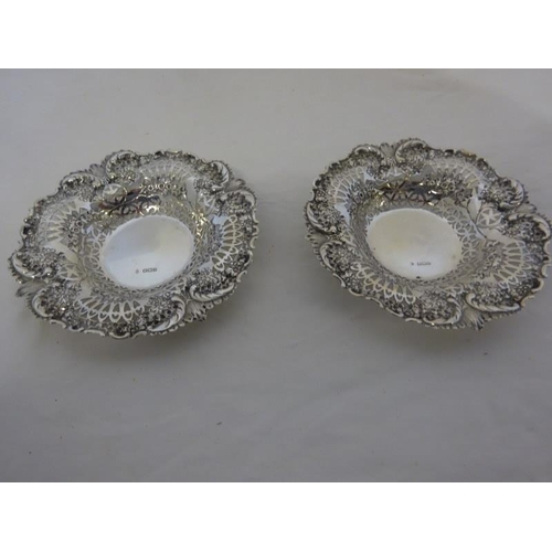 176 - A pair of decorative circular silver dishes, Sheffield 1893, 8 troy ozs.