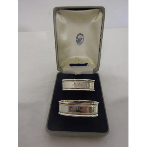 181 - A pair of English silver napkin rings, London 1970.