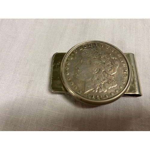 215 - Money clip with coin, 1921 an American silver dollar and half dollar, 1972/78. (3)