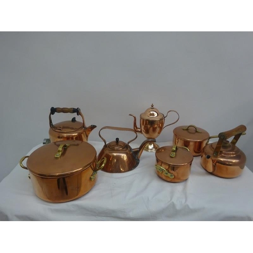 322 - Collection of copper ware - kettles, saucepans, etc. (7)