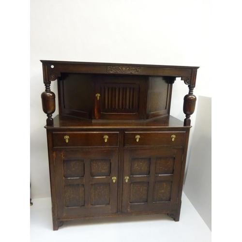 325 - An Edwardian oak court cupboard. W. 125cm, H. 150cm, D. 50cm. approx.