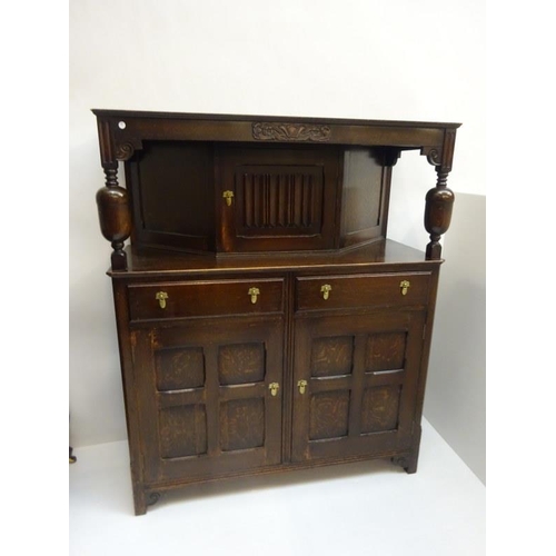 325 - An Edwardian oak court cupboard. W. 125cm, H. 150cm, D. 50cm. approx.