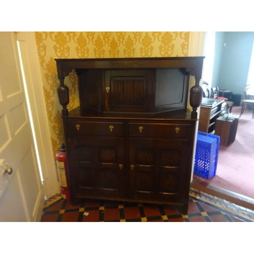 325 - An Edwardian oak court cupboard. W. 125cm, H. 150cm, D. 50cm. approx.