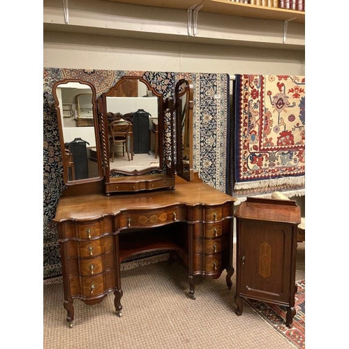 331 - Fine quality Edwardian inlaid mahogany triple mirror dressing table fitted with 11 drawers and locke... 