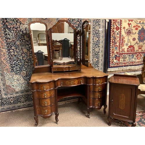 331 - Fine quality Edwardian inlaid mahogany triple mirror dressing table fitted with 11 drawers and locke... 