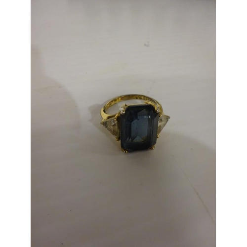 283 - 18 carat gold colour stone ring. Size P.