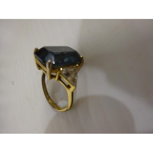 283 - 18 carat gold colour stone ring. Size P.