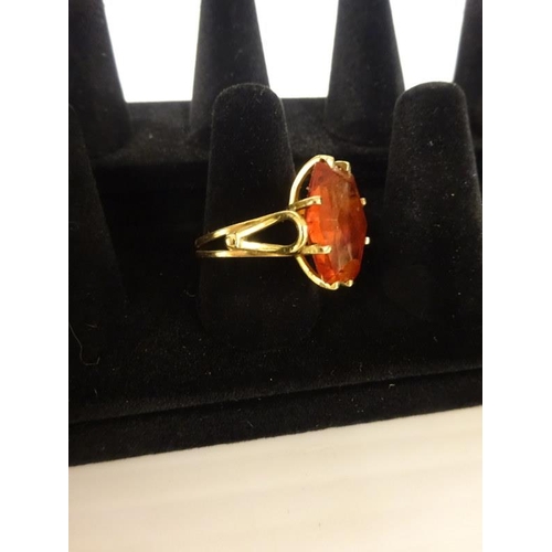 283 - 18 carat gold colour stone ring. Size P.