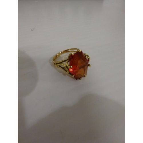 284 - 9 carat gold garnet stone ring. Size Q.