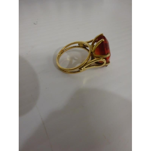 284 - 9 carat gold garnet stone ring. Size Q.