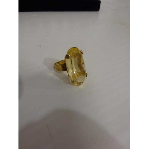 285 - 9 carat gold colour citrine ring. Size O.