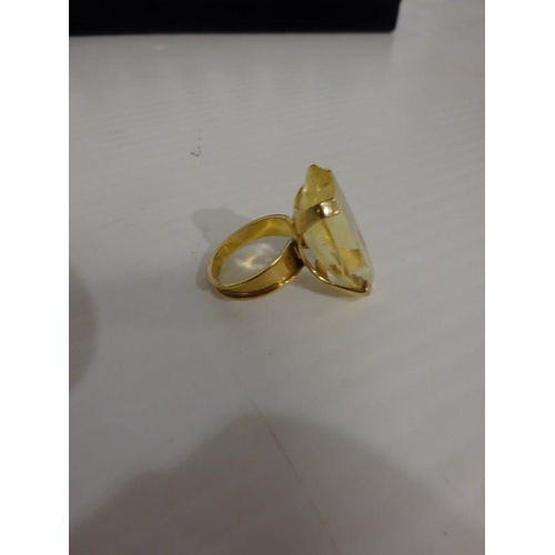 285 - 9 carat gold colour citrine ring. Size O.