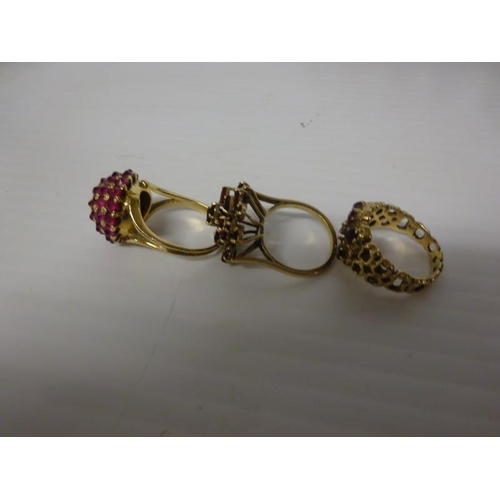 291 - Three 9 carat gold dress rings (2 with stones missing).