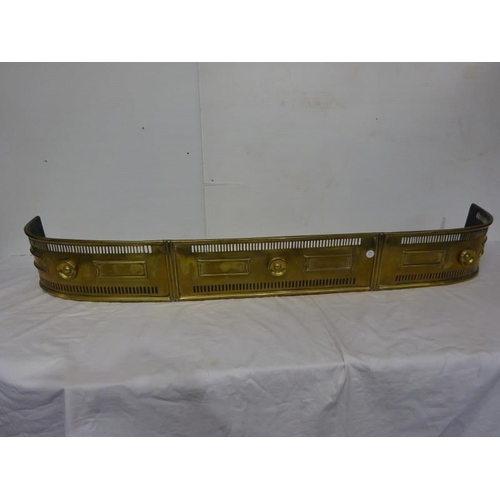 324 - Georgian brass fender. W. 122cm approx.