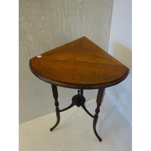 78 - A neat sized Victorian drop leaf drawing room table raised on  splay ring turned legs with nicely tu... 