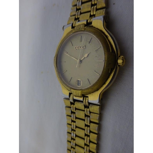 167 - A Gucci gents wrist watch with date aperture, the back stamped 9200M and Gucci trade mark complete w... 