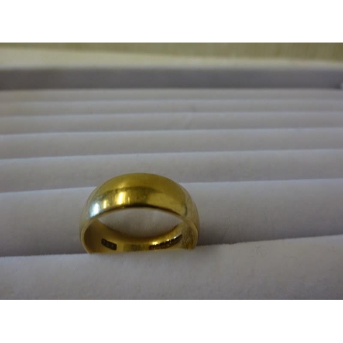 175 - 9 carat gold wedding band. Size R.