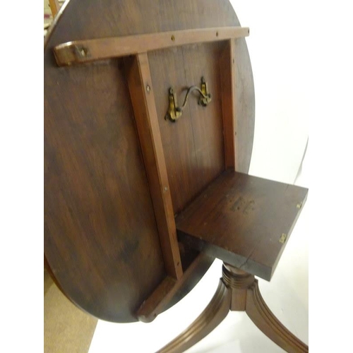 103 - A good Irish antique circular table on turned column and reeded tripod base with brass toe castors, ... 